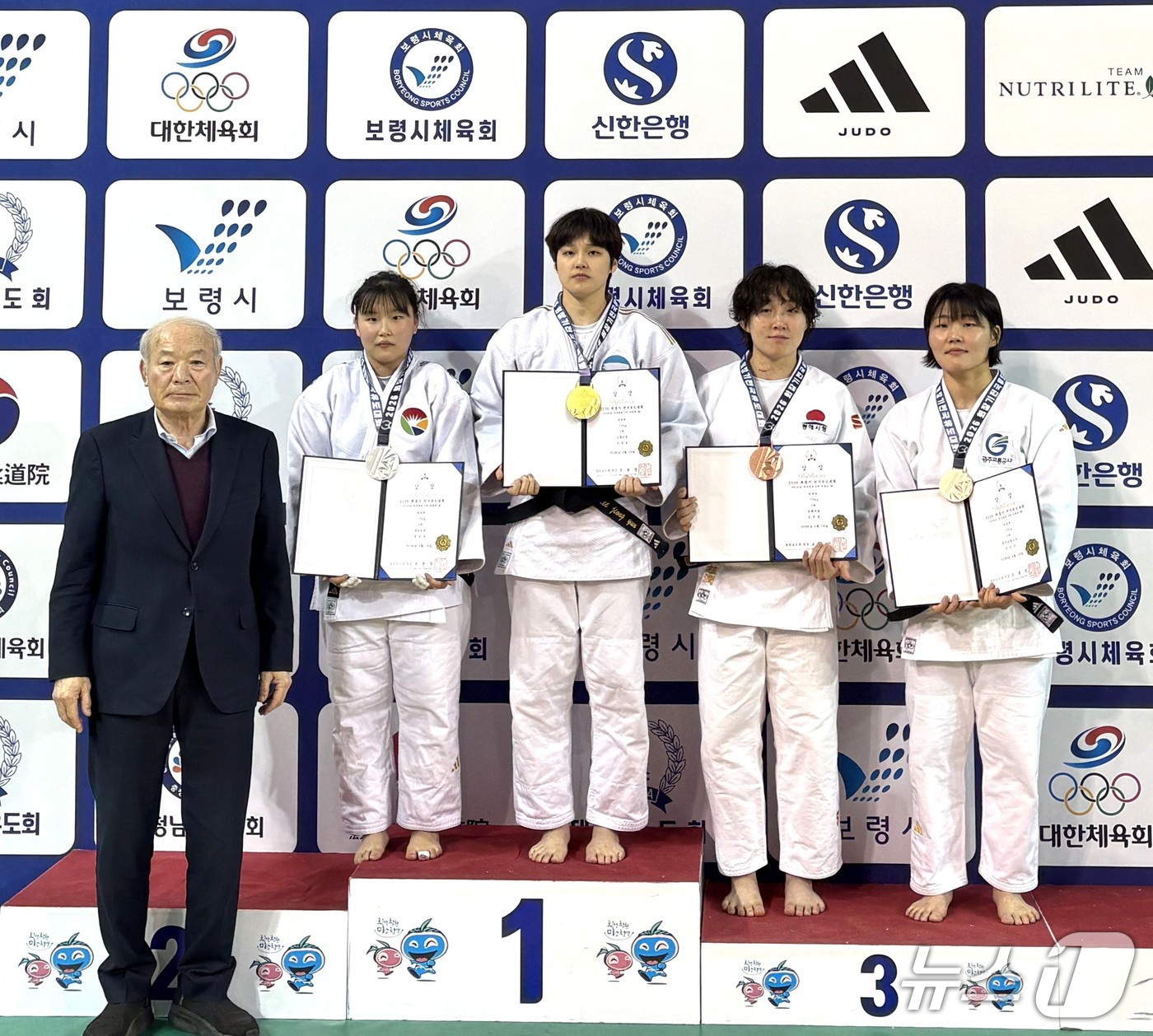 고창군청 이정윤(사진 가운데)이 충남 보령종합체육관에서 열린 '2026 회장기 전국유도대회 겸 국가대표 2차 선발전'에서 금메달을 땄다.(고창군 제공. 재판매 및 DB금지)