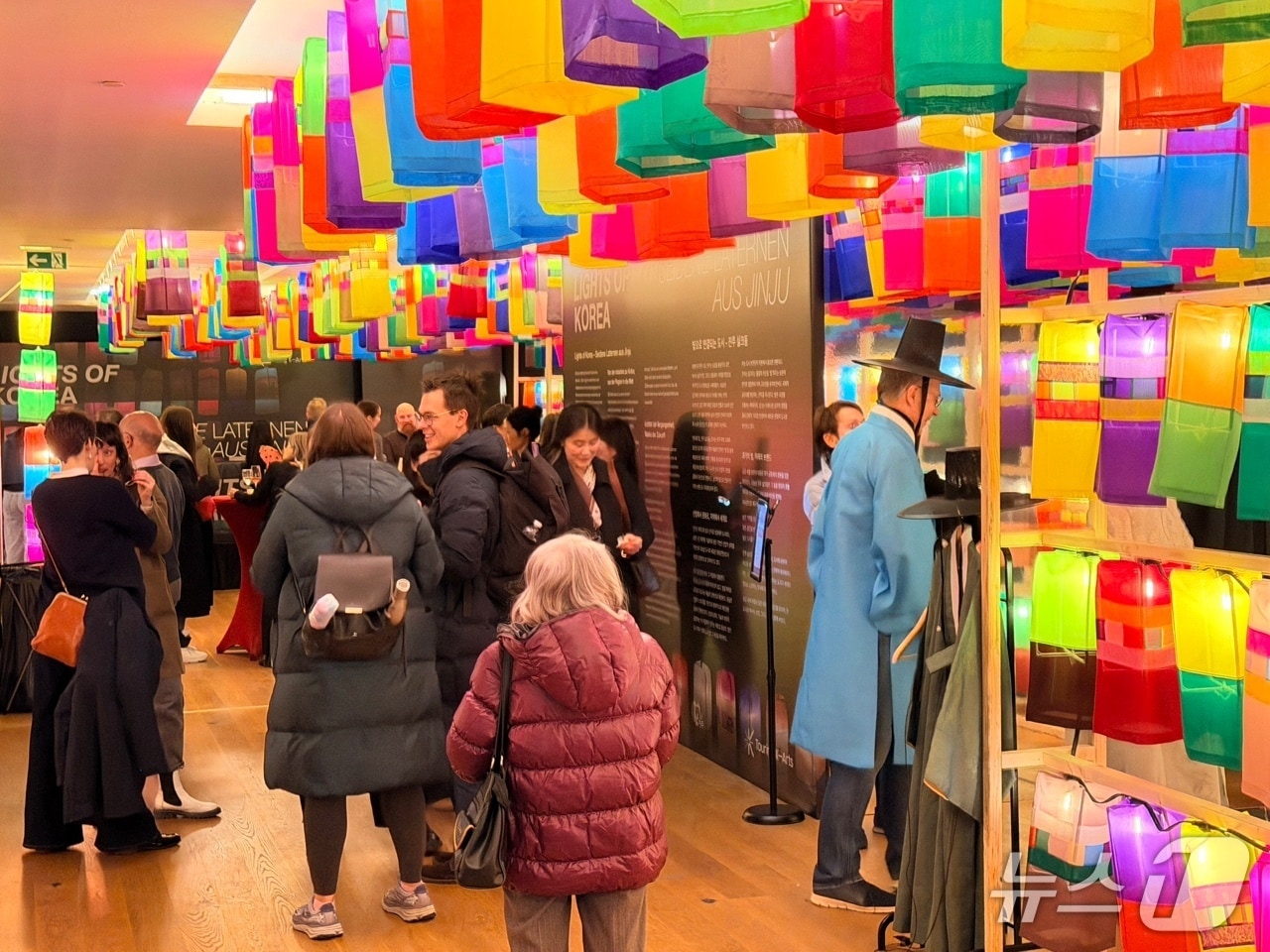 독일 베를린에서 열린 ‘한국의 빛-진주실크등’ 전시(진주시 제공. 재판매 및 DB금지).