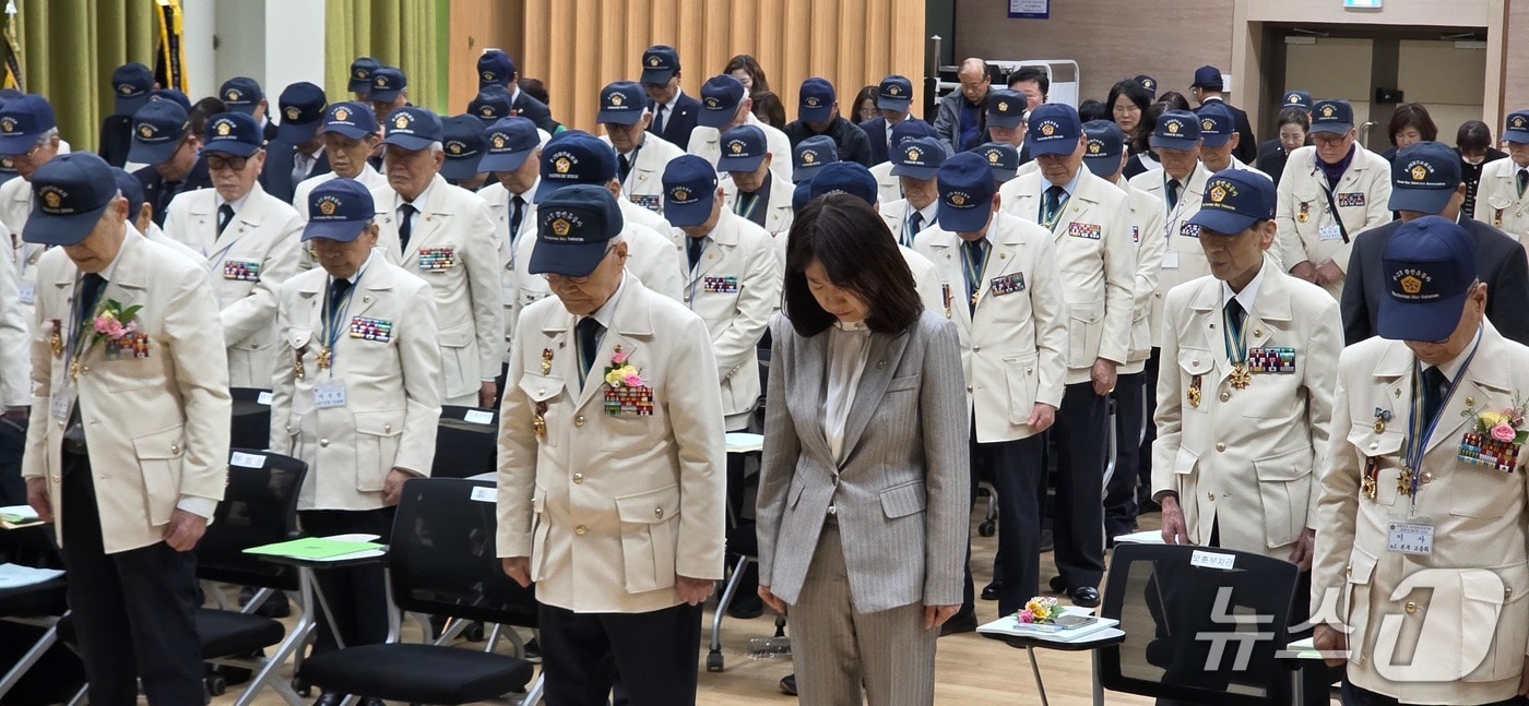 강윤진 국가보훈부 차관(앞줄 가운데은 26일 서울 서초구청 대강당에서 열린 대한민국6·25참전유공자회 2026년 정기총회와 안보결의대회에 참석했다. 2026.3.26./ⓒ 뉴스1(국가보훈부 제공)