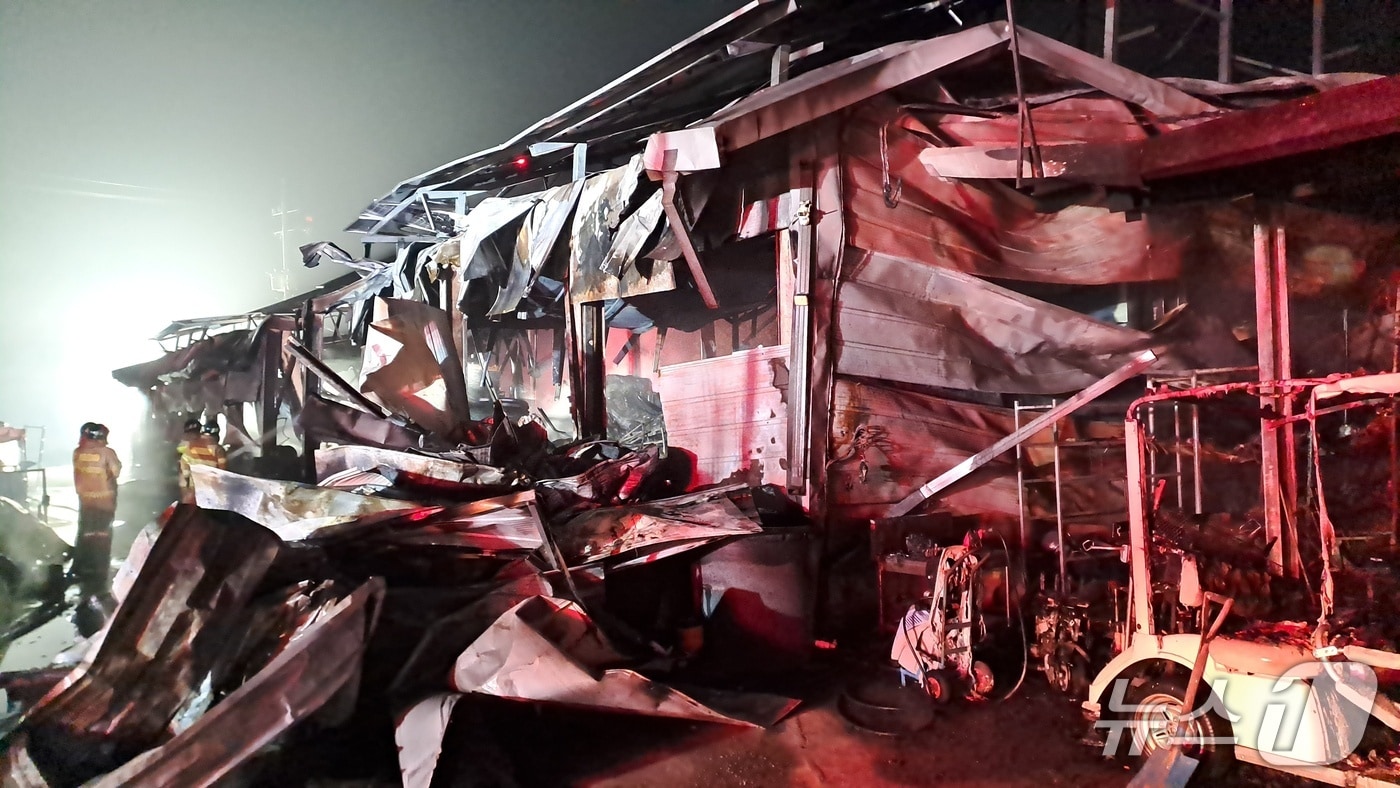 26일 오전 2시 11분께 전북 남원시 내척동의 한 창고에서 불이 났다.(전북소방본부 제공. 재판매 및 DB금지)