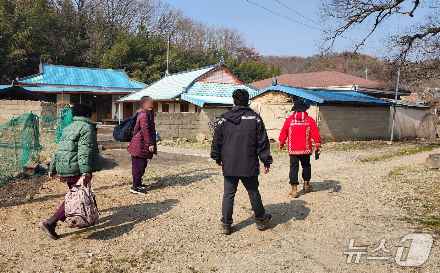 26일 오후 경북 포항시가 남구 장기면 수성리 사격장 주변에서 산불이 나자 주민들의 안전을 위해 안전한 곳으로 대피시키고 있다. 2026.3.26/뉴스1 최창호 기자  
