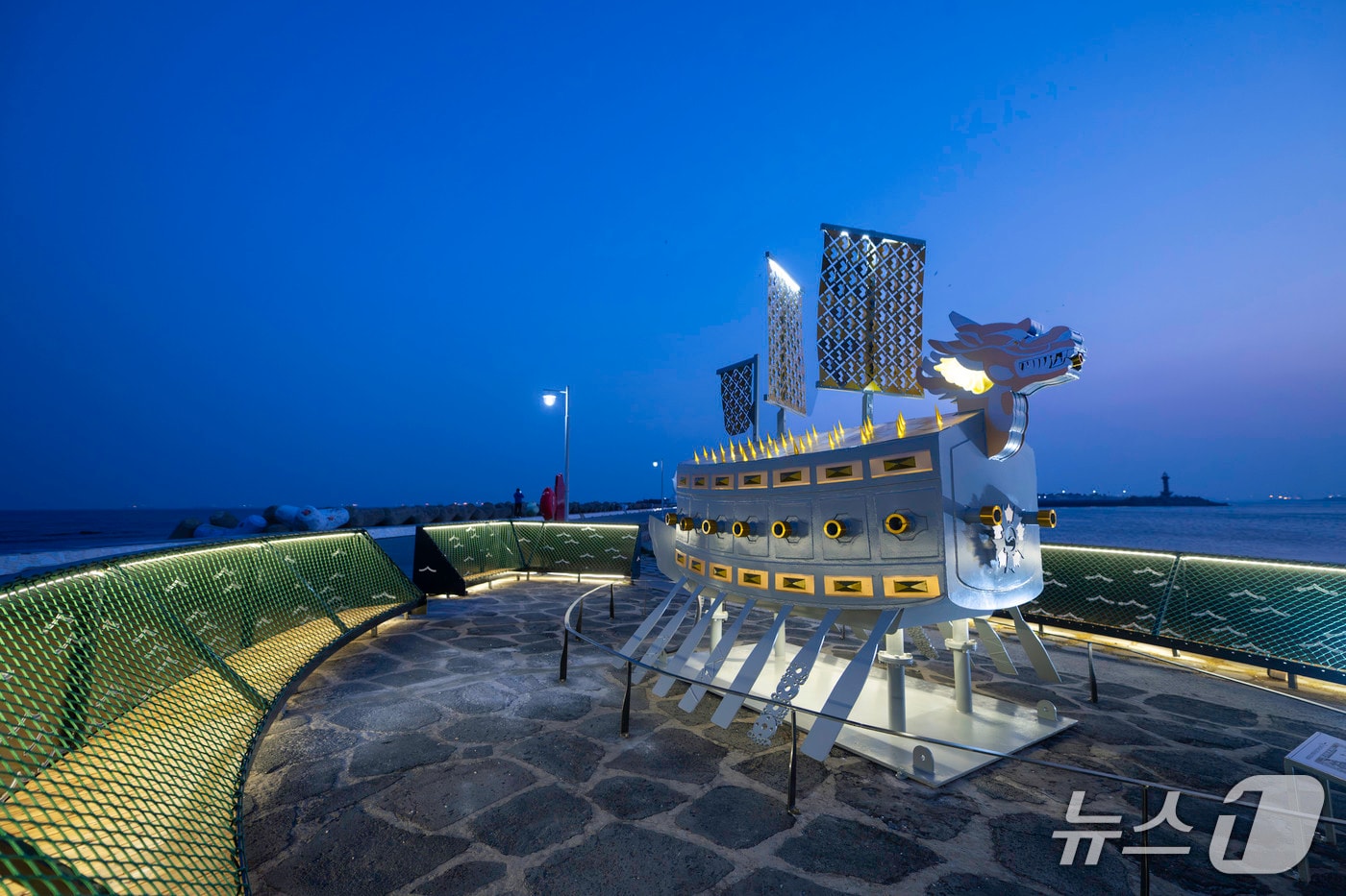 울산 동구청과 HD현대중공업이 지역 주민과 노동자가 함께 만든 거북선 조형물이 울산 동구 슬도 앞 주차장 일원에 설치된 모습.(울산 동구 제공. 재판매 및 DB금지)/뉴스1