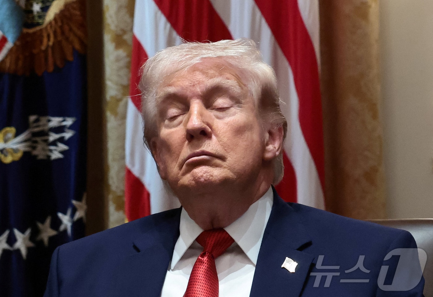 도널드 트럼프 미국 대통령이 26일(현지시간) 백악관에서 내각 회의를 하는 도중 눈을 잠시 감고 있다. 2026.3.26 ⓒ 로이터=뉴스1