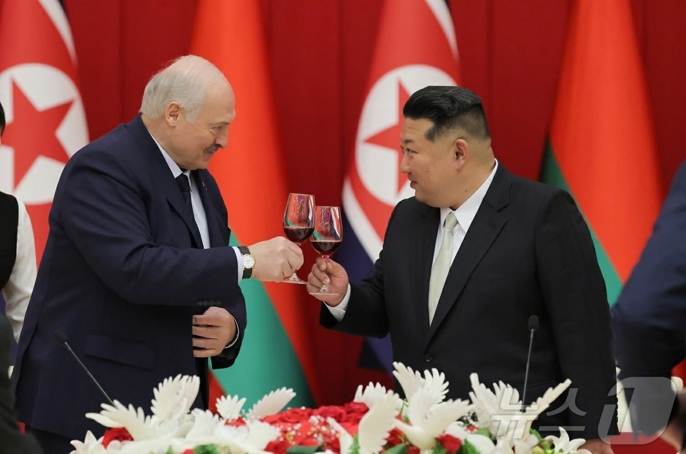 (평양 노동신문=뉴스1) = 북한 노동당 기관지 노동신문은 27일 "김정은동지께서 벨라루씨공화국 대통령 알렉싼드르 루까쉔꼬동지의 우리 나라 방문을 환영하여 3월 26일 연회를 마련했다＂고 보도했다. [국내에서만 사용가능. 재배포 금지. DB 금지. For Use Only in the Republic of Korea. Redistribution Prohibited] rodongphoto@news1.kr