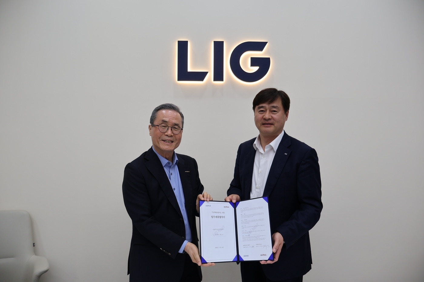  유태삼 제노코 대표이사와 문병호 LIG넥스원 C5SIR사업부문장(오른쪽)이 위성통신 항공분야 업무협력을 위한 협약 체결 후 기념사진을 찍고 있다.(LIG넥스원 제공)