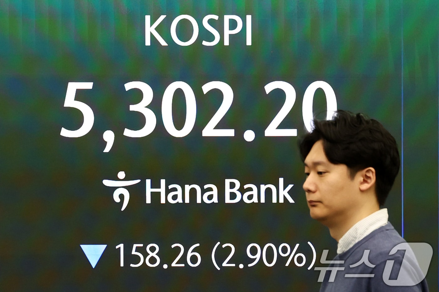 미국·이란의 휴전 기대감이 낮아지며 코스피가 하락 출발한 27일 오전 서울 중구 하나은행 딜링룸 전광판에 증시 시황이 표시되고 있다. ⓒ 뉴스1 최지환 기자