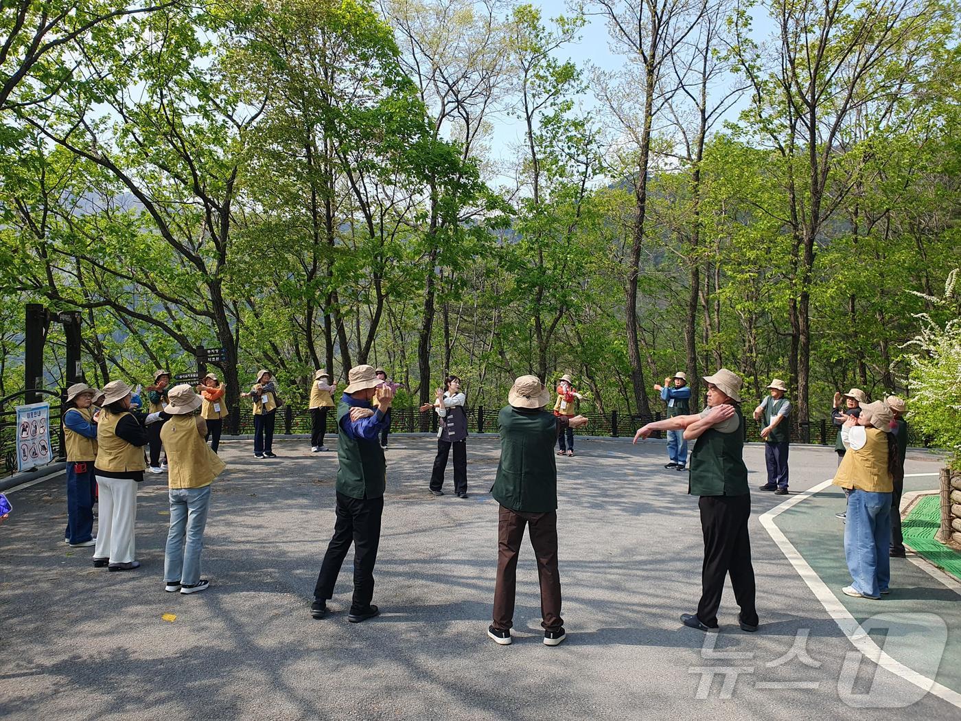 국립산림치유원은 28일 산불피해 지역 주민과 아동·청소년 등을 대상으로 맞춤형 산림치유 프로그램을 확대 운영하고 있다. /뉴스1