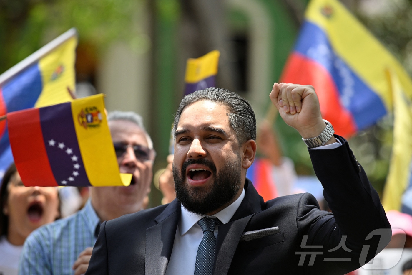 니콜라스 마두로 전 베네수엘라 대통령의 아들인 니콜라스 마두로 게라가 26일(현지시간) 아버지를 지지하기 위해 모인 사람들 앞에서 주먹을 들어올리고 있다. 2026.3.26. ⓒ 뉴스1 ⓒ 로이터=뉴스1