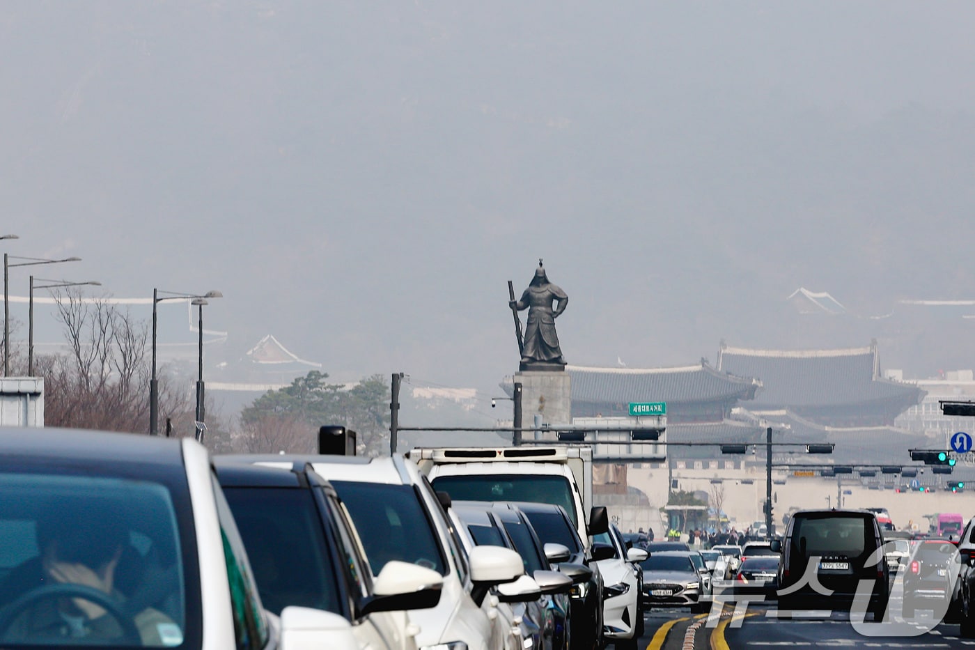 전국 대부분 지역에 초미세먼지 농도가 '나쁨' 수준을 보인 27일 오전 서울 종로구 광화문광장에서 바라본 도심이 뿌옇게 보이고 있다. 2026.3.27 ⓒ 뉴스1 조연우 인턴기자