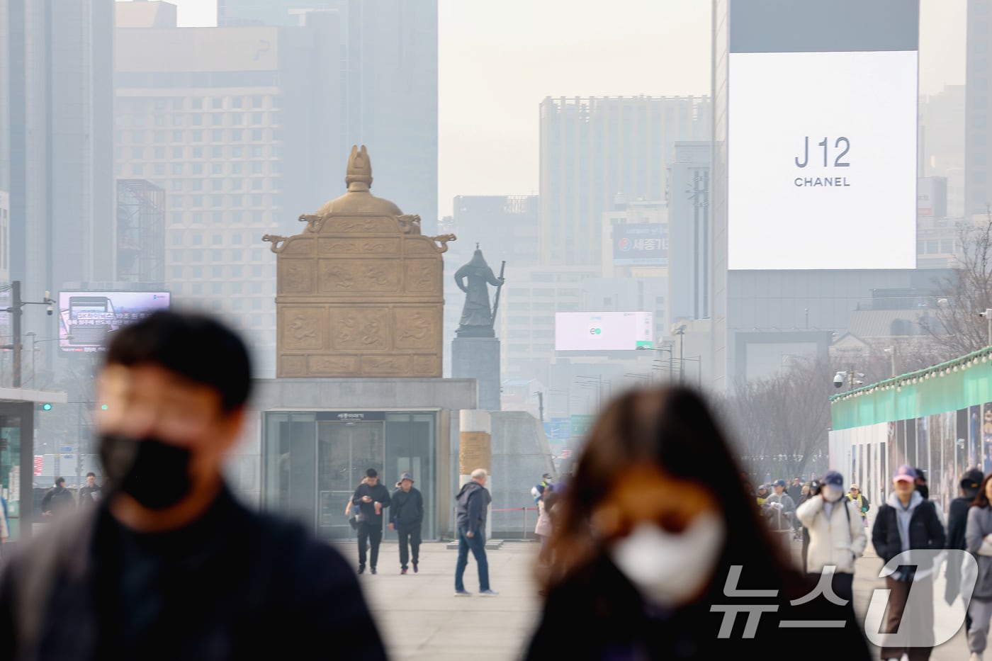 전국 대부분 지역에 초미세먼지 농도가 '나쁨' 수준을 보인 27일 오전 서울 종로구 광화문광장을 찾은 시민들이 마스크를 착용하고 이동하고 있다. 2026.3.27 ⓒ 뉴스1 조연우　인턴기자