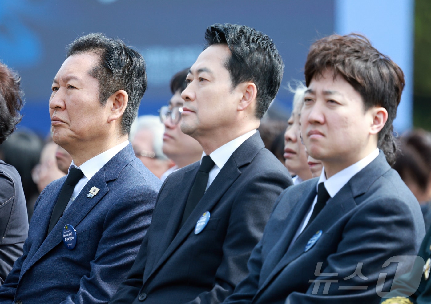 정청래 더불어민주당 대표, 장동혁 국민의힘 대표, 이준석 개혁신당 대표가 27일 국립대전현충원에서 열린 제11회 서해수호의 날 기념식에서 이재명 대통령의 기념사를 듣고 있다. 2026.3.27 ⓒ 뉴스1 허경 기자
