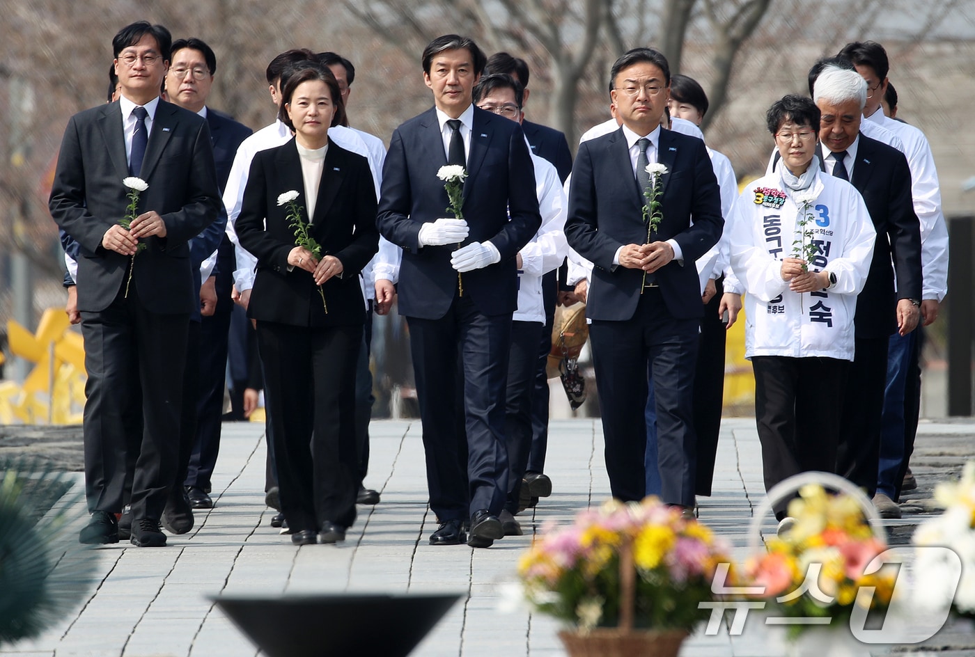 조국 조국혁신당 대표가 27일 경남 김해 진영읍 봉하마을을 찾아 고 노무현 전 대통령 묘역을 참배하고 있다. 2026.3.27 ⓒ 뉴스1 윤일지 기자