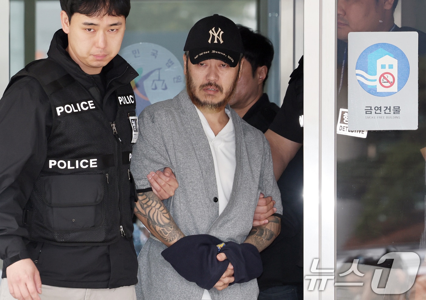 '마약왕' 박왕열(48)이 지난달 27일 경기 의정부시 의정부지방법원에서 열린 구속 전 피의자심문(영장실질심사)을 마친 후 법정을 나서고 있다. 2026.3.27 ⓒ 뉴스1 오대일 기자