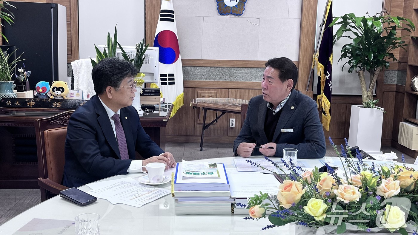 신현광 영동군의회 의장(오른쪽)과 정현용 유원대 총장이 지역발전 상생 협력 방안을 논의하고 있다(유원대 제공. 재판매 및 DB금지)