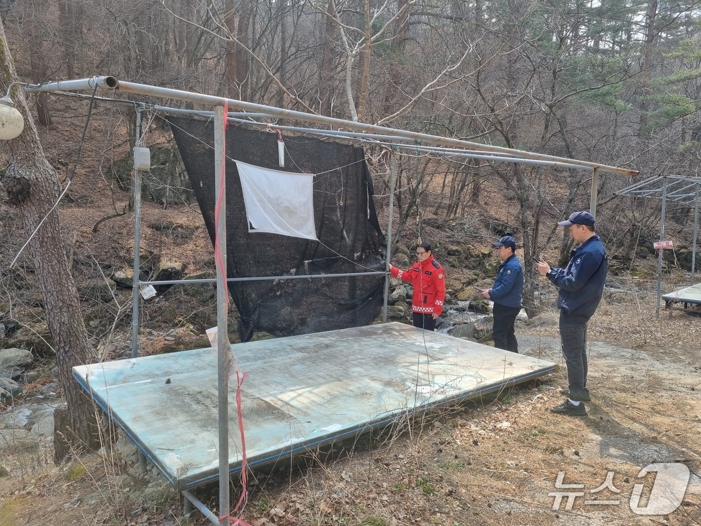최수천 동부지방산림청장(사진 왼쪽)이 산림 계곡 주변 불법시설물 현장을 단속하고 있다.(동부산림청 제공, 재판매 및 DB 금지) 2026.3.27/뉴스1