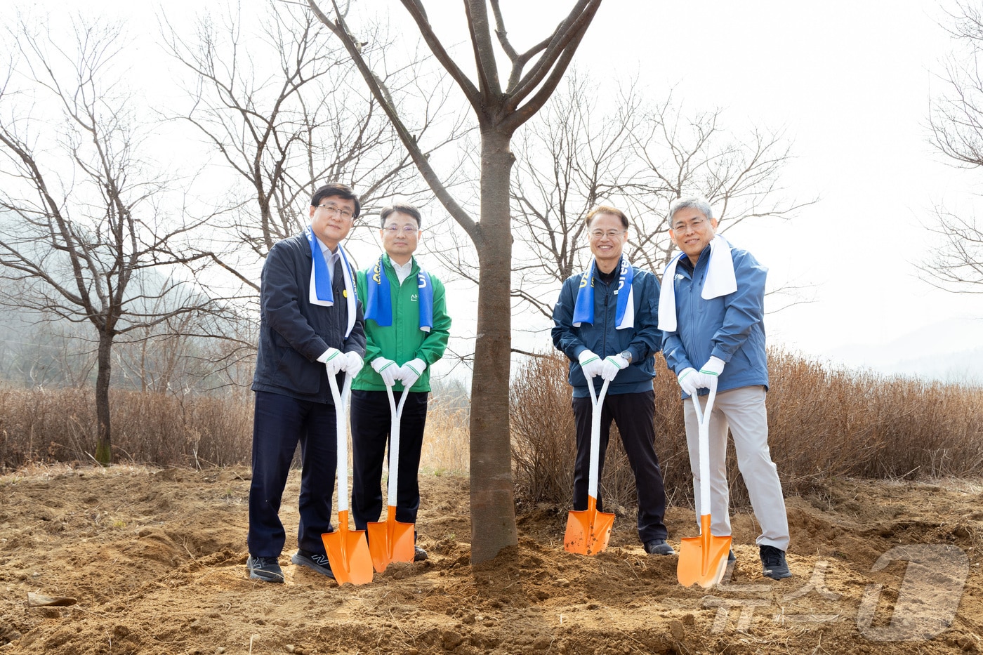 김성환 기후에너지환경부 장관이 경기 용인 경안천 일원에서 기후부-삼성전자-산림청-한국환경보전원이 함께 하는 ‘탄소흡수원 확충을 위한 민간참여 나무심기 행사’에 참석해 기념식수를 하고 박은식 산림청장, 신진수 한국환경보전원장, 김용관 삼성전자 사장과 기념촬영을 하고 있다. (기후에너지환경부 제공. 재판매 및 DB 금지) 2026.3.27 ⓒ 뉴스1