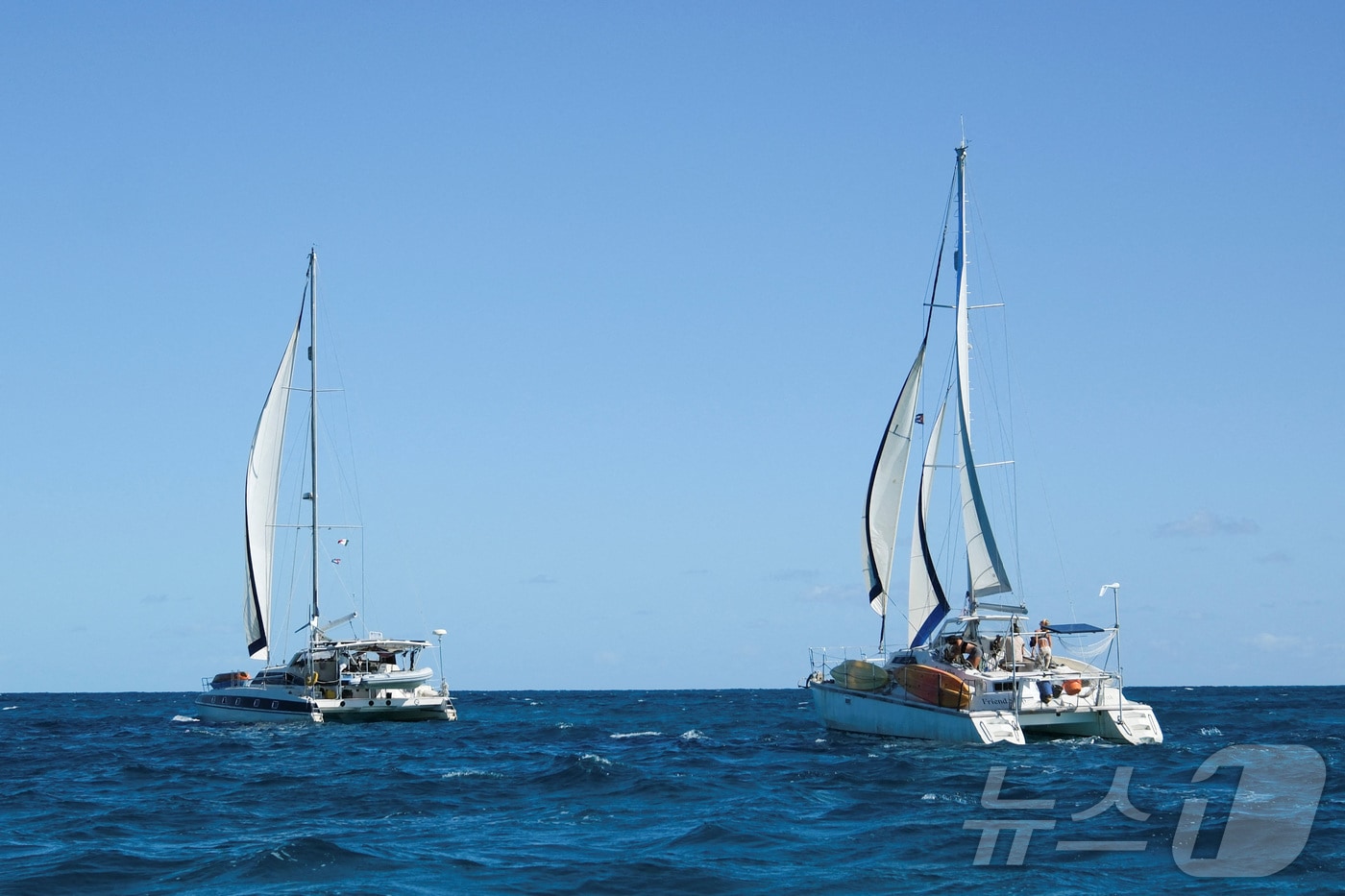 활동가들이 탑승한 돛단배 프렌드십호와 티거 모스호가 21일(현지시간) 쿠바로 향하는 인도적 지원물자를 싣고 멕시코 킨타나로주 이슬라 무헤레스 항구를 떠나고 있다. 2026.03.21. ⓒ 로이터=뉴스1