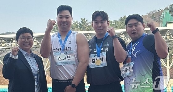 전국실업육상경기대회 원반던지기서 금메달을 딴 김동혁 선수(오른쪽 두번째) (괴산군청 제공. 재판매 및 DB금지) /뉴스1