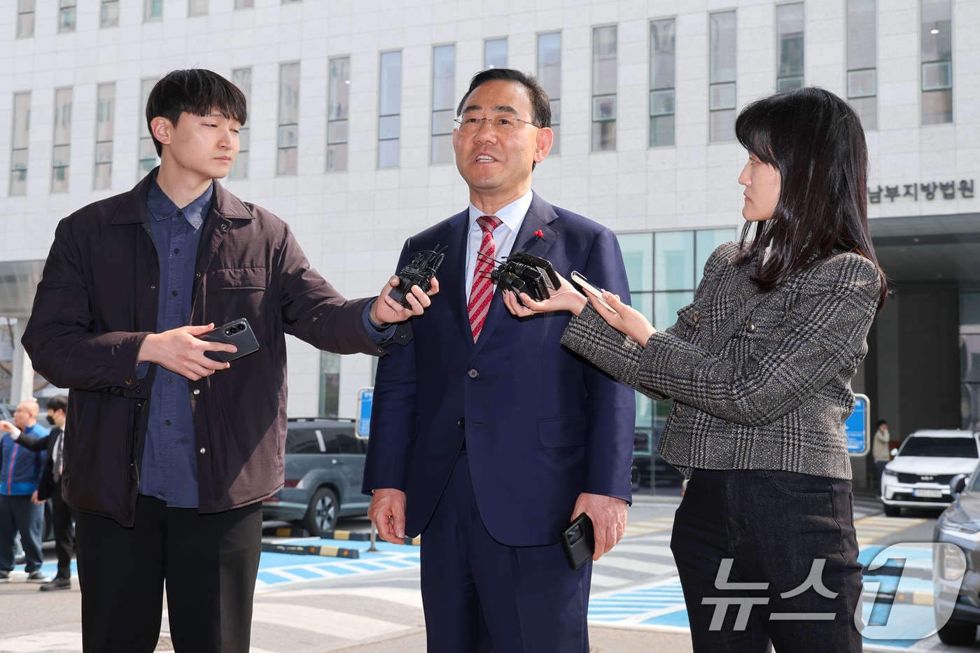 주호영 국민의힘 의원이 지난 27일 오후 서울 양천구 남부지방법원에서 열린 6·3 지방선거 대구시장 후보 공천배제 결정 효력정지 가처분 심문기일에 출석하며 취재진 질문에 답하고 있다. 2026.3.27 ⓒ 뉴스1 안은나 기자