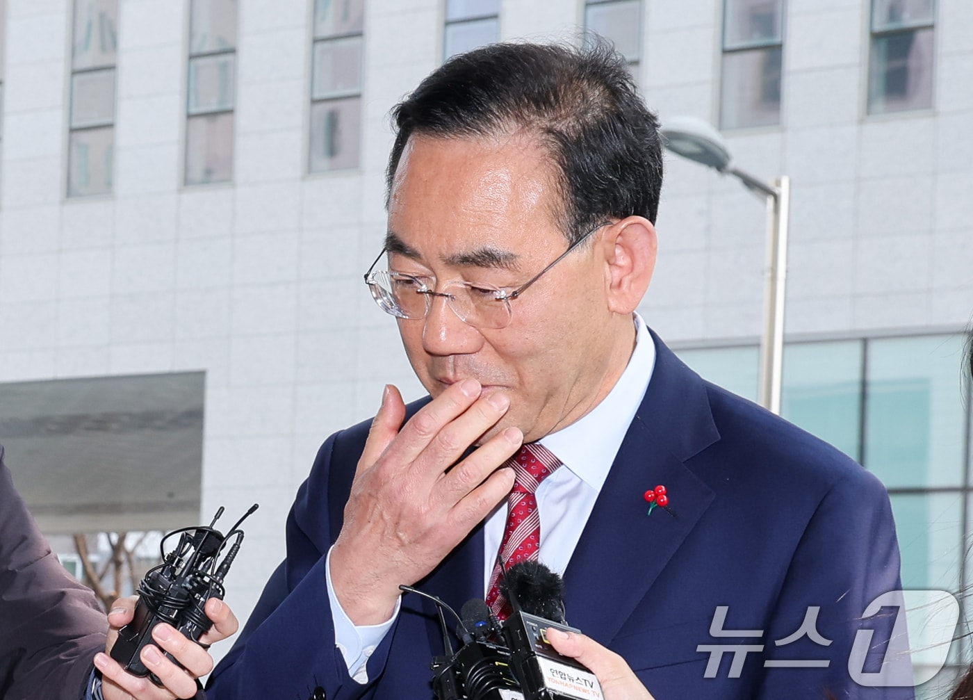 주호영 국민의힘 의원이 27일 오후 서울 양천구 남부지방법원에서 열린 6·3 지방선거 대구시장 후보 공천배제 결정 효력정지 가처분 심문기일에 출석하며 취재진 질문을 듣고 있다. 2026.3.27 ⓒ 뉴스1 안은나 기자