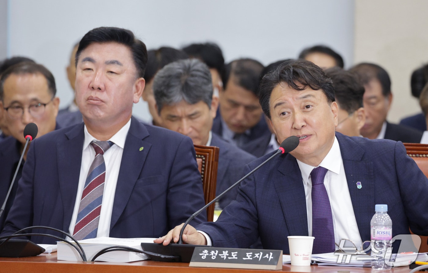 김영환 충북지사(오른쪽)와 이범석 청주시장