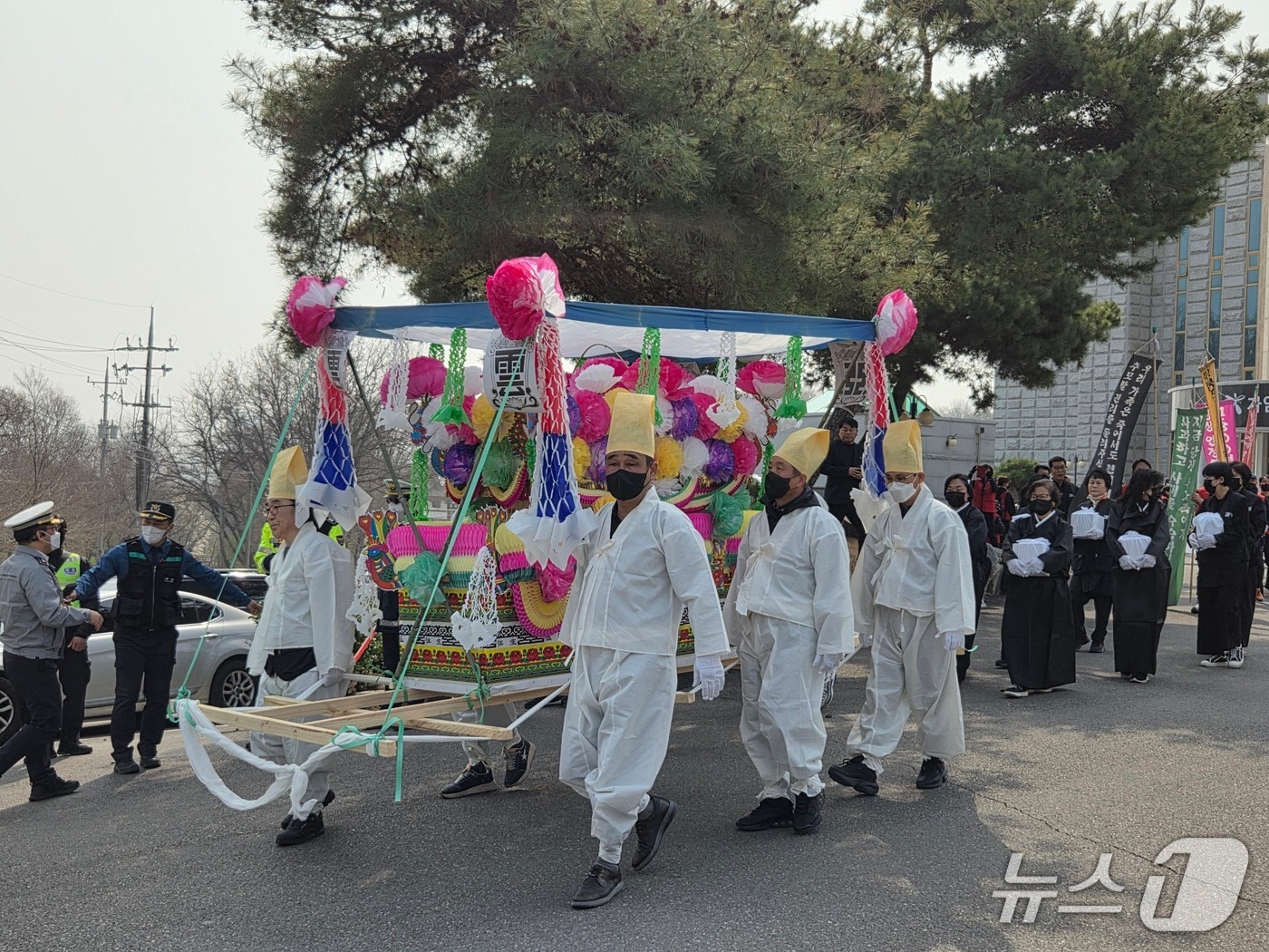자임유가족협의회는 27일 오전 10시께 상여 시위를 열고 자임추모공원에서 전북도청까지 행진하고 있다.2026.3.27/뉴스1 문채연 기자