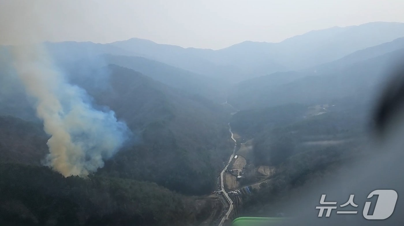 27일 오후 2시 38분쯤 경북 영주시 단산면 마락리 야산에서 산불이 발생해 진화 헬기가 불을 끄고 있다.(경북소방본부 제공.재판매 및 DB 금지)2026.3.27/뉴스1