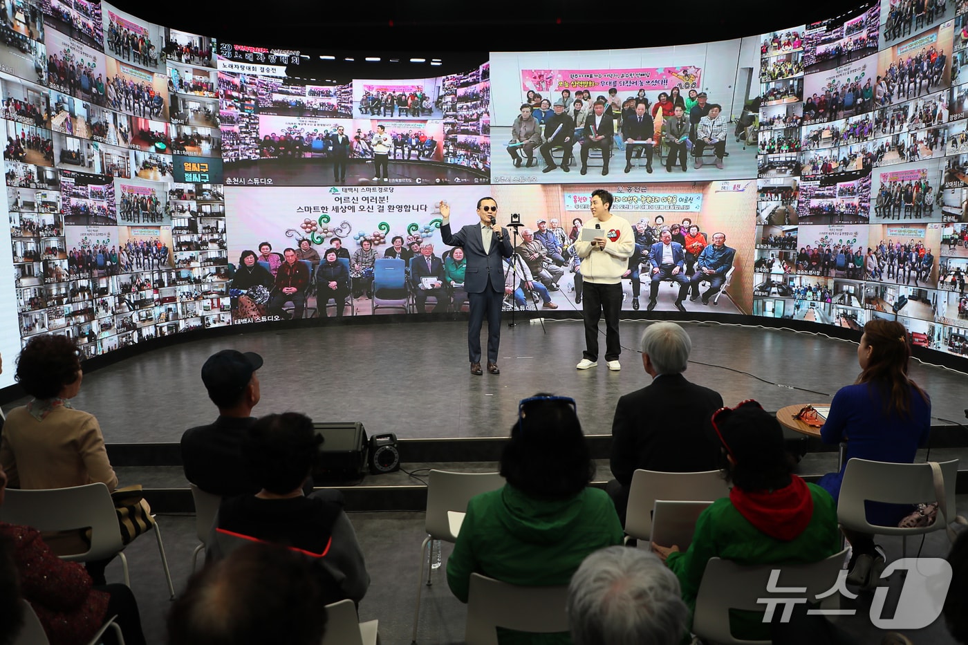 강원도는 춘천 소담스퀘어에서 스마트 경로당 4호점(춘천시) 구축을 기념하고, 시군 간 교류 활성화를 위한 '4개 시군 연합 노래자랑 대회'를 개최했다.(강원도 제공. 재판매 및 DB금지)/뉴스1