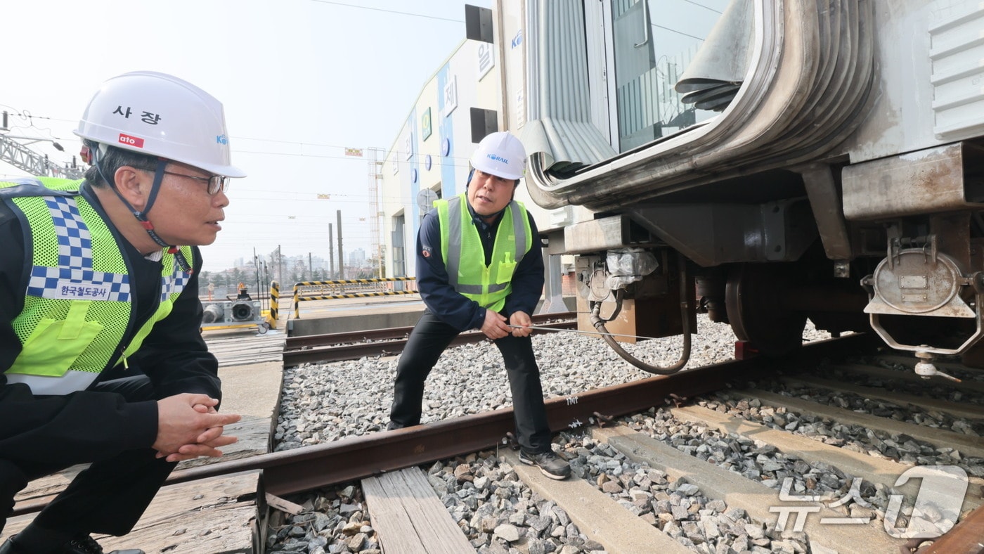 김태승 코레일 사장(사진 왼쪽)이 27일 오후 경기도 시흥철도차량정비단에서 전동열차 연결기 부품을 점검하고 있다.(코레일 제공.재판매 및 DB금지)/뉴스1
