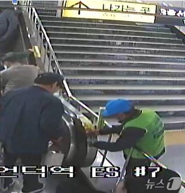 대구도시철도 역사에 배치된 시니어 안전지킴이의 신속한 대응으로 에스컬레이터 사고의 추가 피해를 막은 사실이 뒤늦게 알려졌다. 사진은 사고 당시 신속 대응에 나선 안전지킴이 조 모씨.(대구교통공사 제공. 재판매 및 DB 금지)/뉴스1