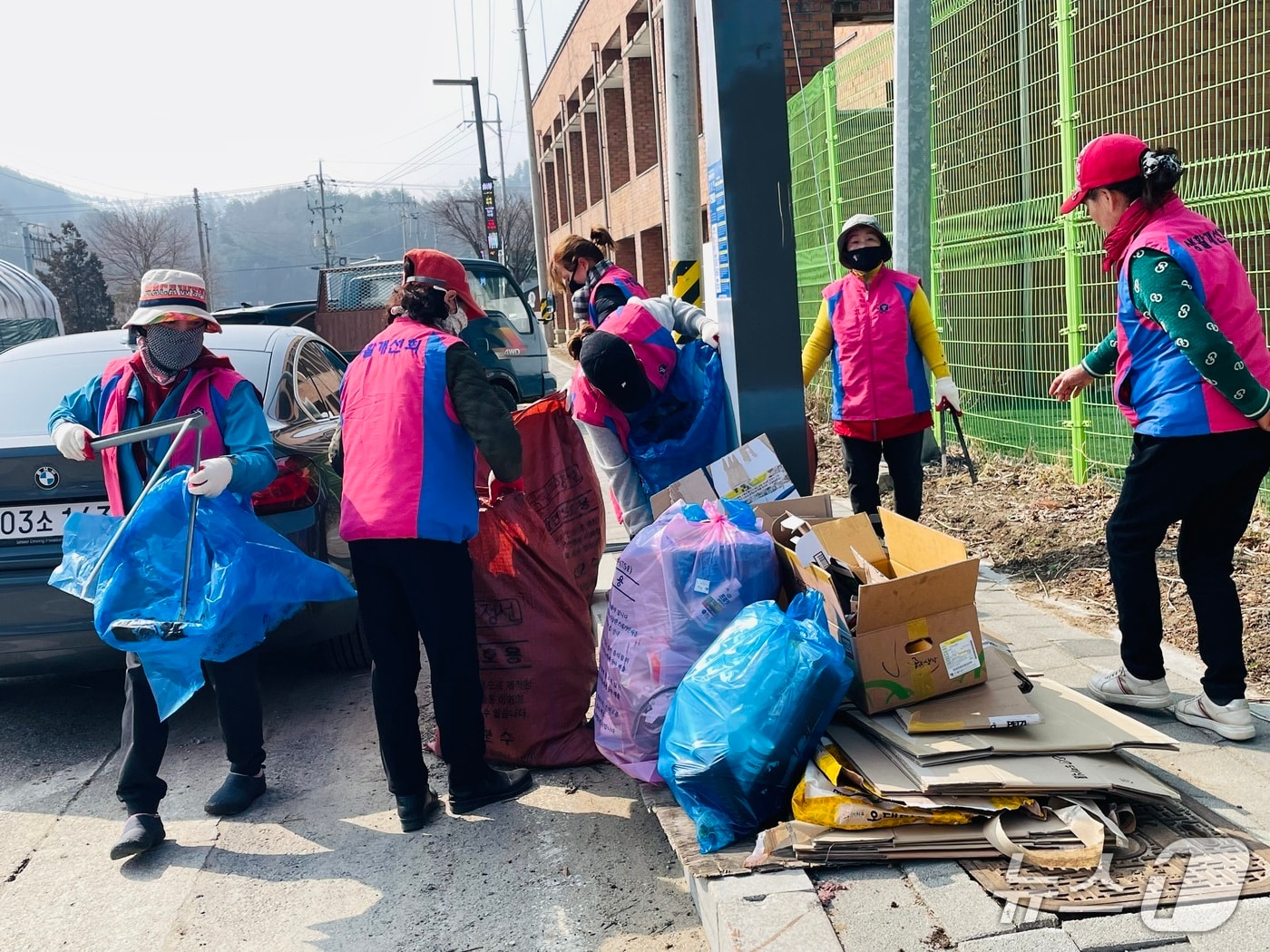 강원 정선군 임계면 번영회가 지난 26일 임계면 중심지 도로변과 공원, 하천변 일원에서 지역 주민과 기관·사회단체들이 함께하는 '새봄맞이 국토 대청결' 환경정화 활동을 했다. (정선군 제공. 재판매 및 DB금지) 2026.3.27/뉴스1