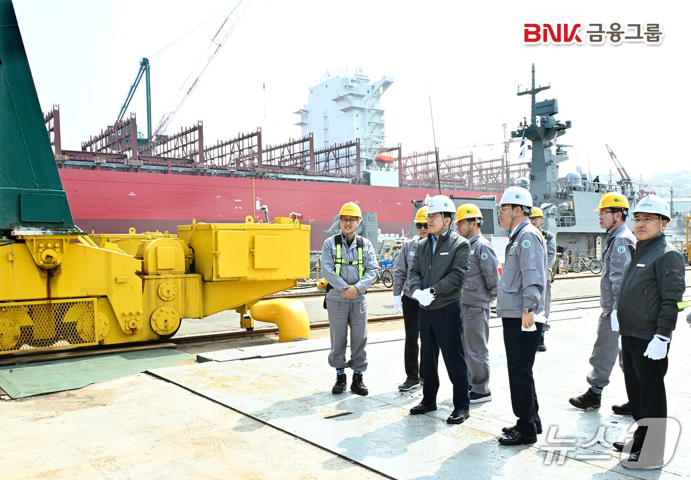 빈대인 BNK금융그룹 회장이 27일 HJ중공업을 찾아 조선 산업 현장을 둘러보는 모습 (BNK금융그룹 제공. 재판매 및 DB금지)