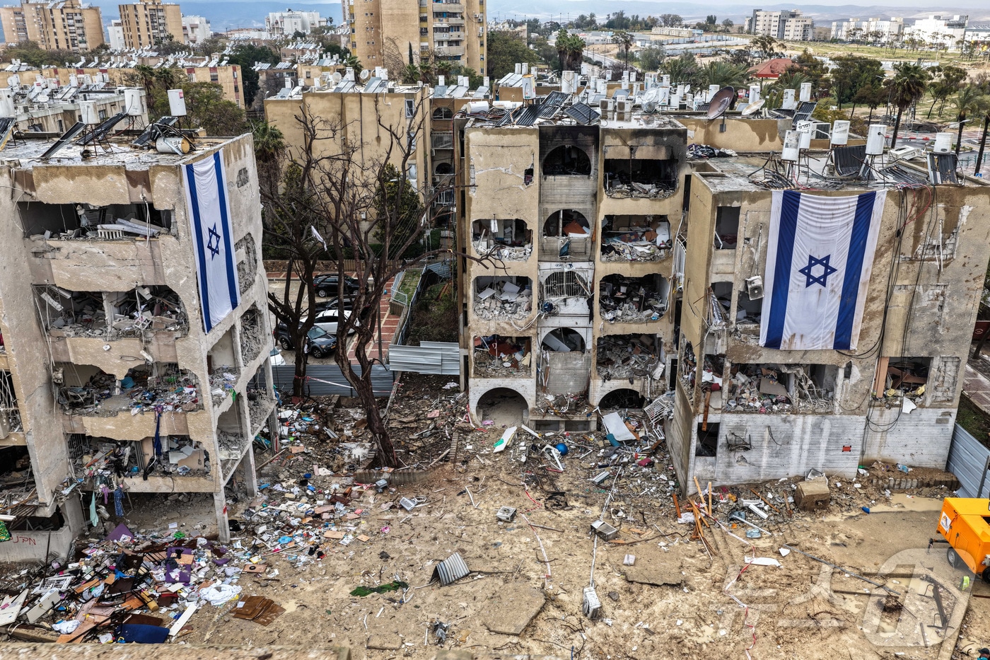 이스라엘 남부 아라드의 이란 미사일 공습으로 훼손된 건물. 2026.03.26. ⓒ 로이터=뉴스1