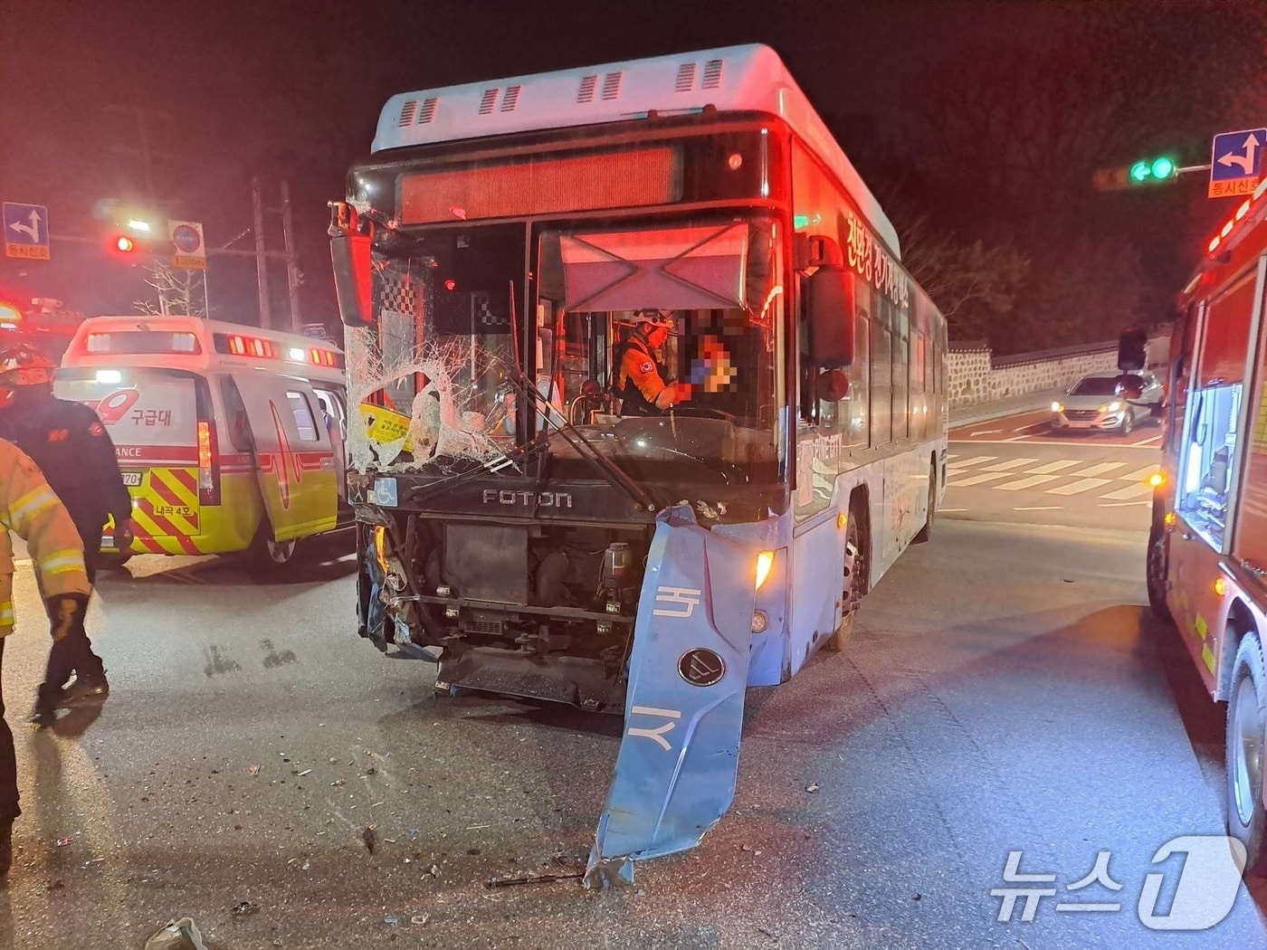 27일 강원 강릉 남문동 사거리 교통사고 현장.(강원도소방본부 제공, 재판매 및 DB 금지) 2026.3.28/뉴스1