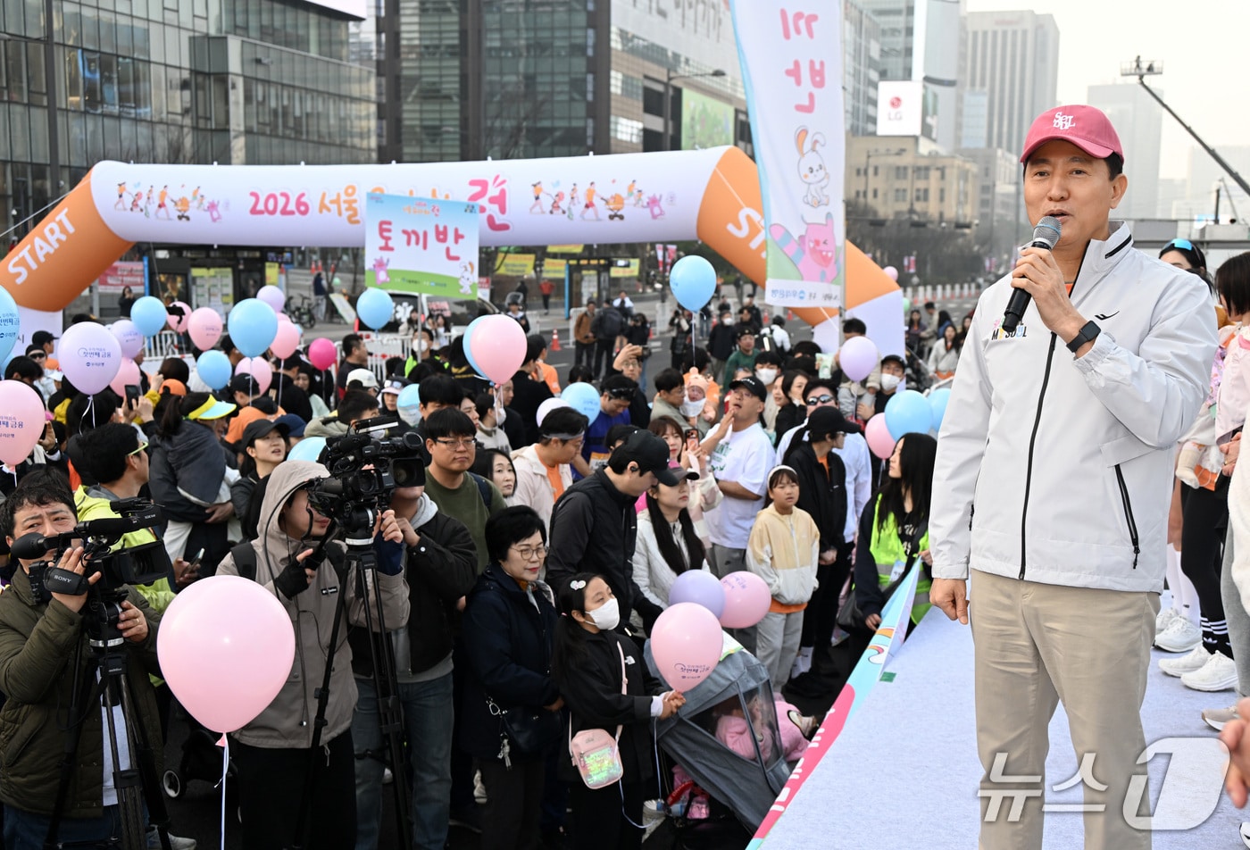 오세훈 서울시장이 28일 '2026 유아차 런' 출발 지점인 광화문광장에서 인사말을 하고 있다.(서울시 제공)