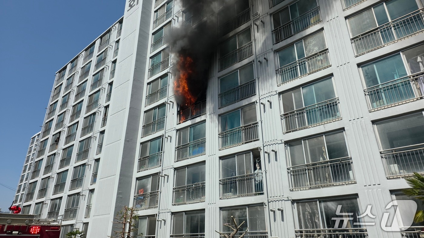 강진군 아파트 화재 모습.(전남소방 제공. 재판매 및 DB금지)2026.3.28/뉴스1