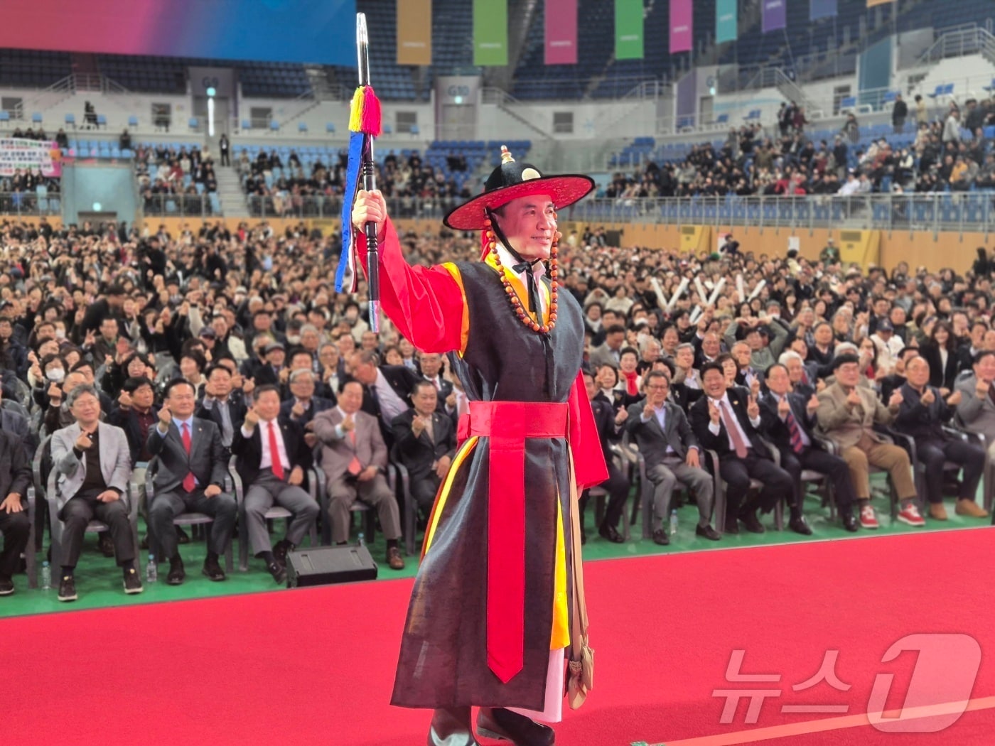 28일 오후 강원 강릉아레나에서 열린 강원도정 보고회 강릉권역 행사에 강원도관찰사 복장을 한 김진태 지사가 포즈를 취해보이고 있다. 2026.3.28 ⓒ 뉴스1 윤왕근 기자