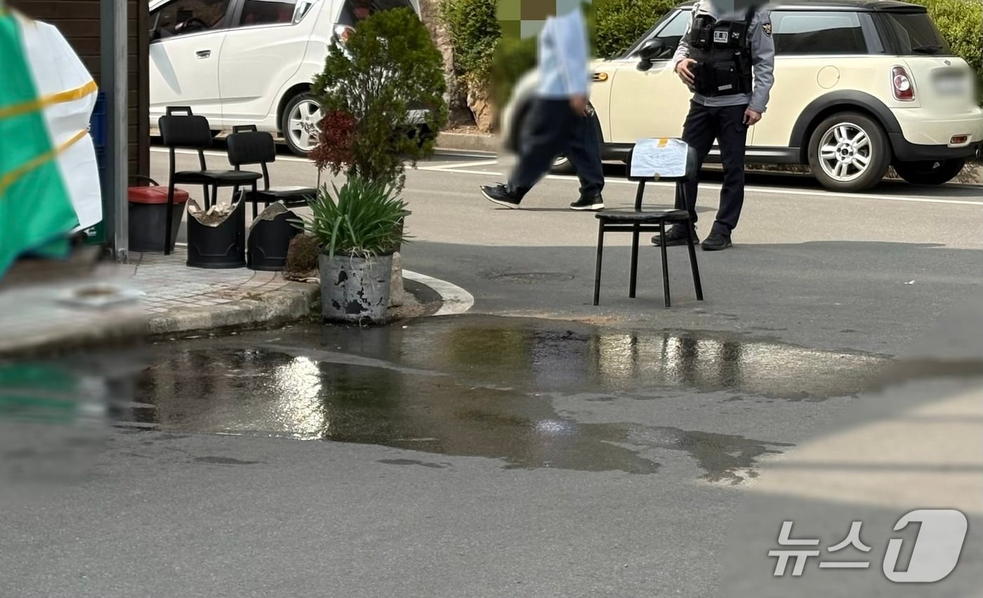 27일 오전 11시 36분쯤 상남동 한 아파트 상가 주차장에서 30대 남성이 20대 여성에게 흉기를 휘두르고 자해한 것으로 추정되는 사건이 발생했다. 사진은 사건 현장 모습.2026.3.27/뉴스1 강정태 기자