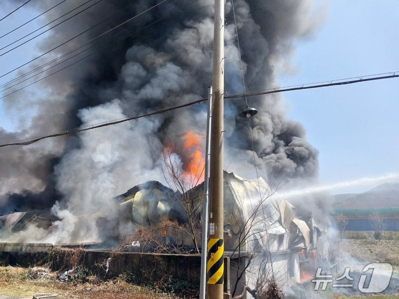 28일 오후 12시 17분쯤 경남 하동군 횡천면의 한 그릇 도매업체에서 화재가 발생했다. (소방 제공. 재판매 및 DB금지)