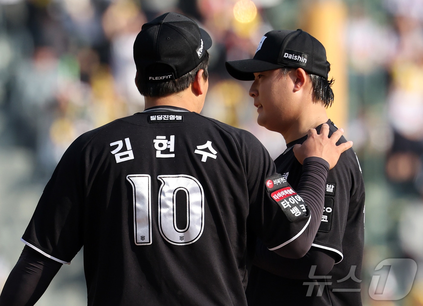 28일 서울 송파구 잠실야구장에서 열린 '2026 신한 SOL KBO리그' 공식 개막전 KT 위즈와 LG 트윈스의 경기, KT 김현수가 7회말 2사 1루 상황에서 교체를 앞둔 한승혁을 다독이고 있다. 2026.3.28 ⓒ 뉴스1 김진환 기자