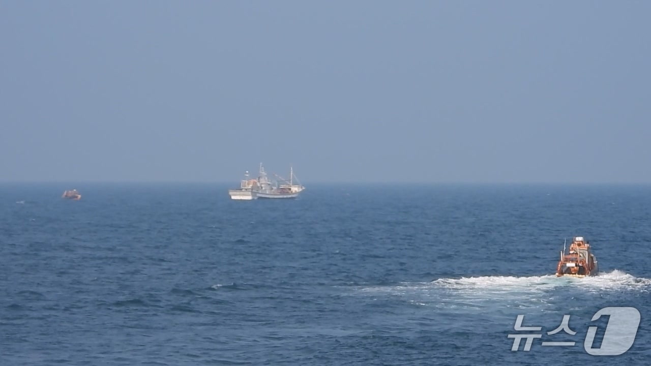 동해해경이 대형함정 고속단정 이용 사고해역을 수색 중이다..(동해해경 제공, 재판매 및 DB 금지) 2026.3.28/뉴스1