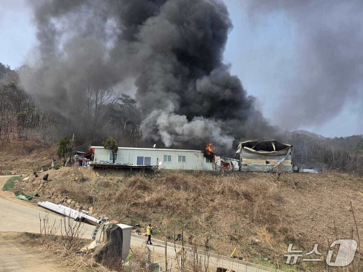 28일 횡성 창고 화재.(강원도소방본부 제공, 재판매 및 DB 금지) 2026.3.28/뉴스1