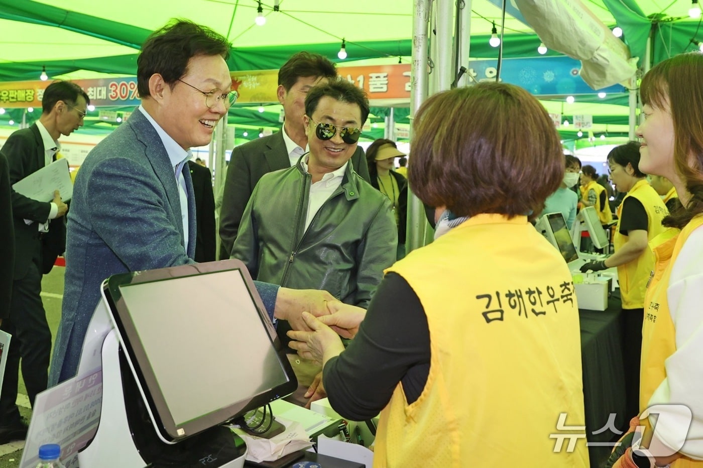 박완수 경남도지사가 28일 '제2회 김해 한우 축제'를 찾아 관계자를 격려하고 있다. (경남도 제공. 재판매 및 DB금지)