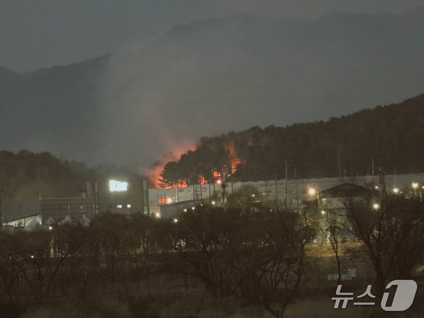 28일 저녁 춘천 동면 장학리 산불 현장.(산림청 제공, 재판매 및 DB 금지) 2026.3.28/뉴스1