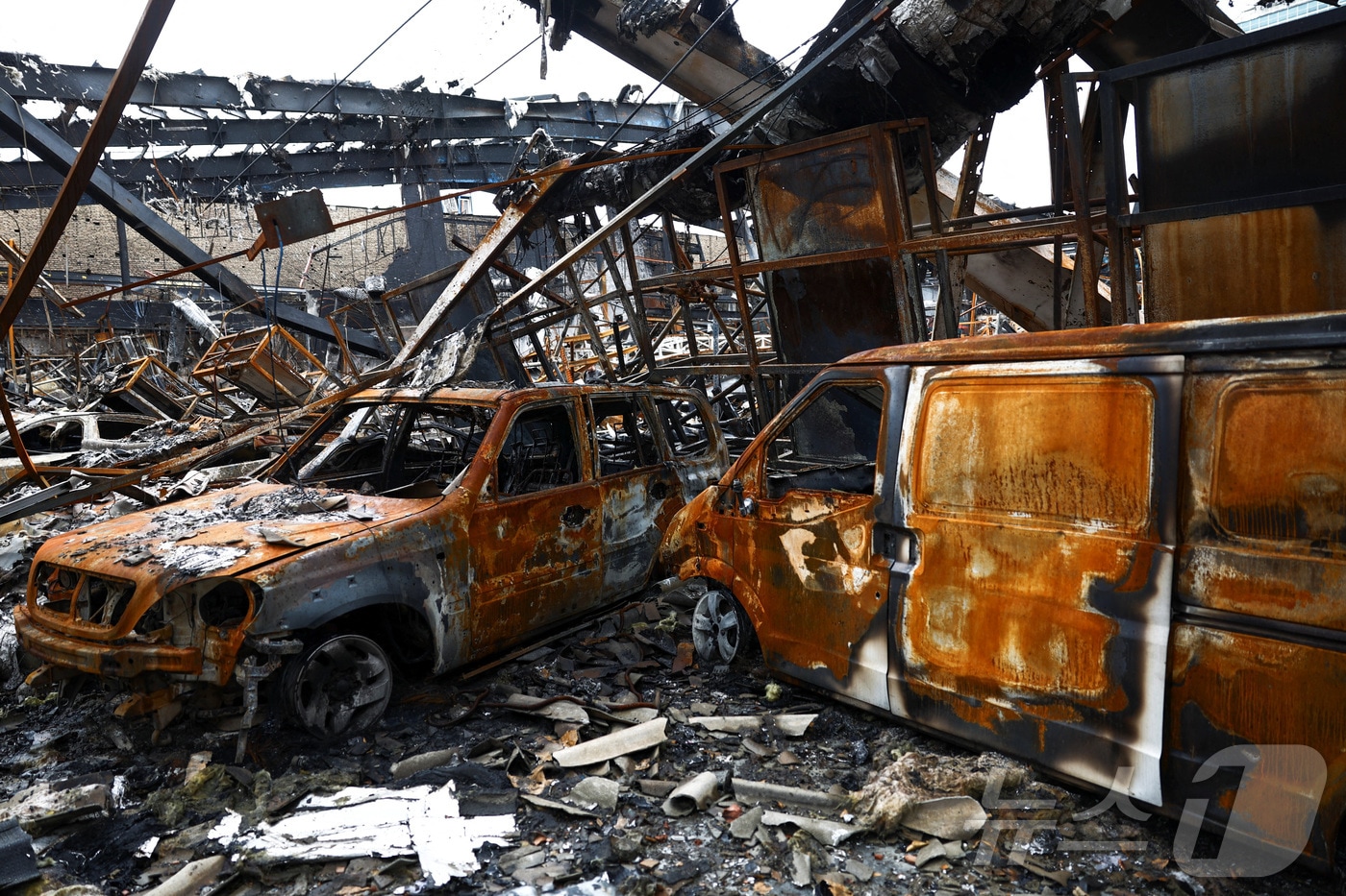 공습으로 파괴된 이란 테헤란의 한 차량 정비소. 2026.03.28 ⓒ 로이터=뉴스1
