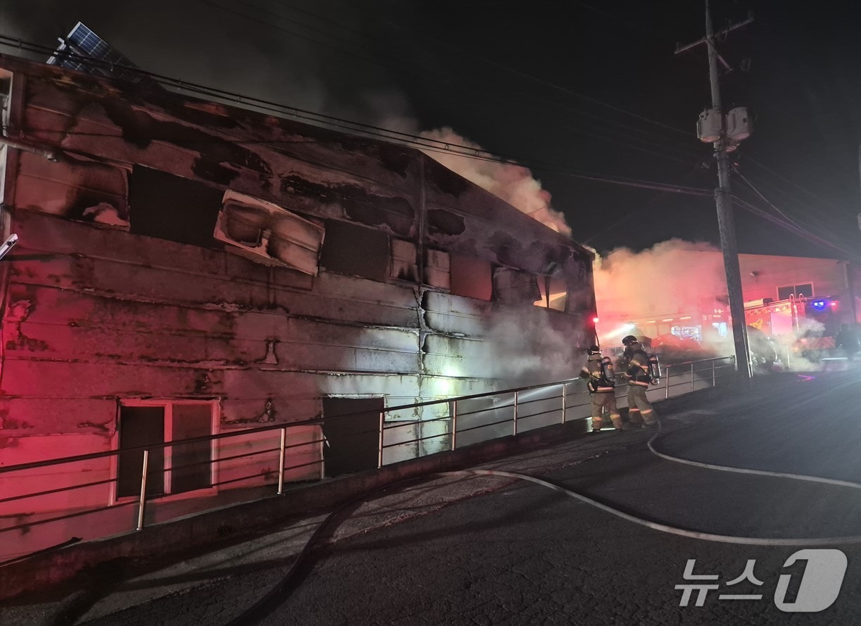 28일 오후 10시 56분쯤 경북 영천시 청통면 의 창호제조 공장에서 불이 나 소방당국이 진화하고 있다.(경북소방본부 제공. 재판매 및 DB금지)