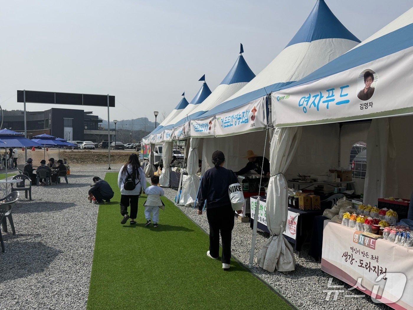 29일 오전 강원 춘천 삼천동 주차장 일대에 마련된 '춘천시 농부의 장터'에 시민들이 물건을 사기 위해 부스를 둘러보고 있다.2026.3.29 한귀섭 기자