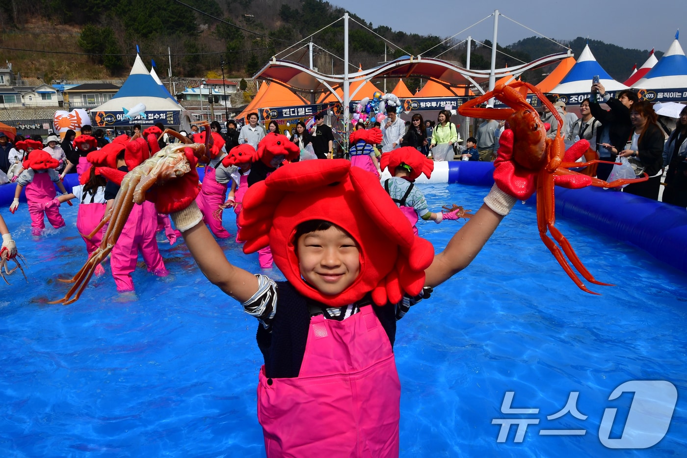 제29회 경북 영덕 대게축제가 열린 강구항 해파랑공원에서 가족과 함께 온 어린이가 대게 맨손잡기 체험에서 잡은 대게를 번쩍 들고 있다. 2026.3.29 ⓒ 뉴스1 최창호 기자