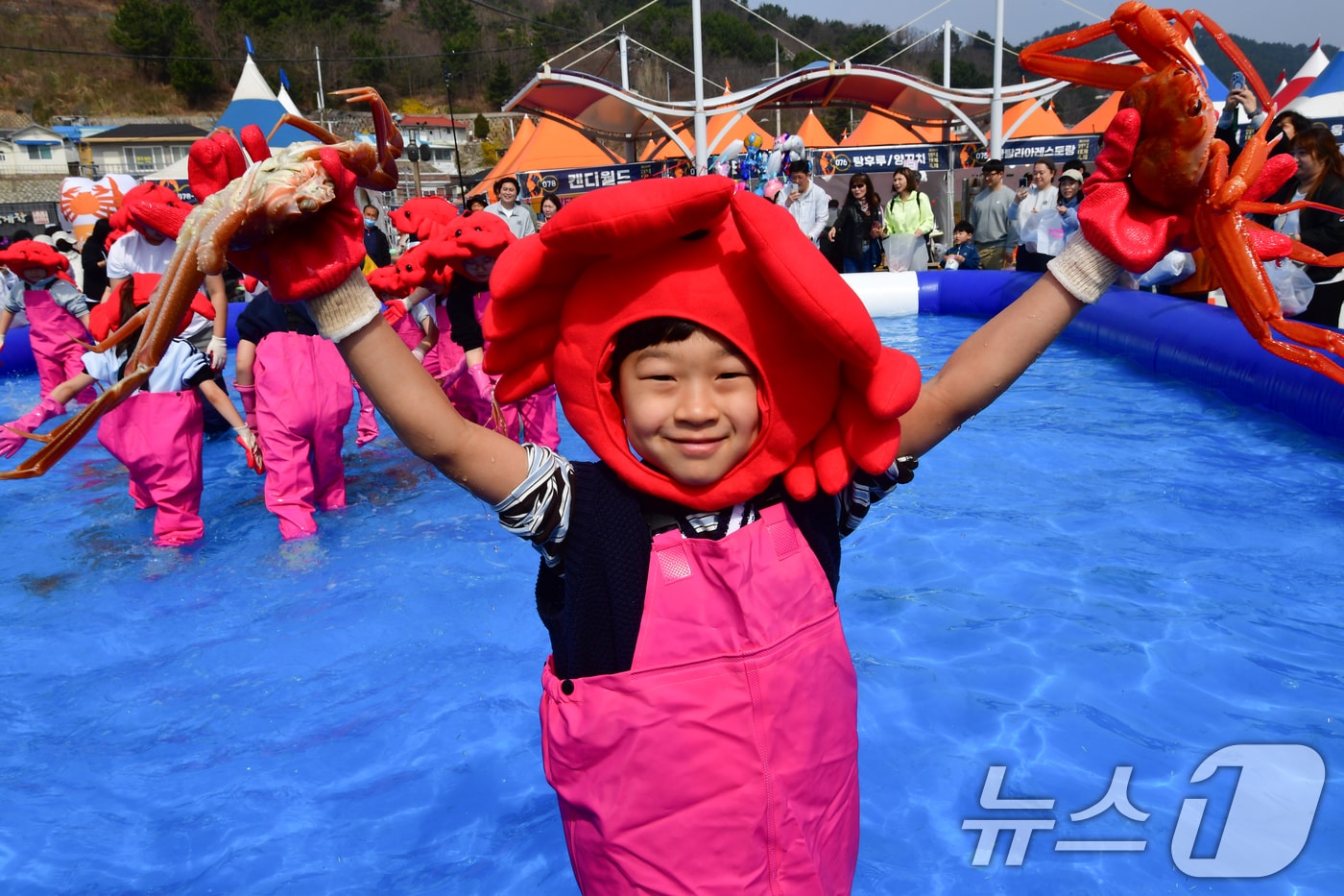 29일 제29회 경북 영덕대게축제가 열린 강구항 해파랑공원에서 가족과 함께 온 어린이가 대게 맨손잡기 체험에서 잡은 대게를 자랑하고 있다. 2026.3.29 ⓒ 뉴스1 최창호 기자