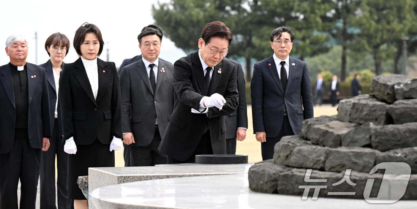 이재명 대통령이 29일 제주시 명림로 제주4·3평화공원 내 위령제단에서 분향을 하고 있다. 2026.3.29 ⓒ 뉴스1 이재명 기자